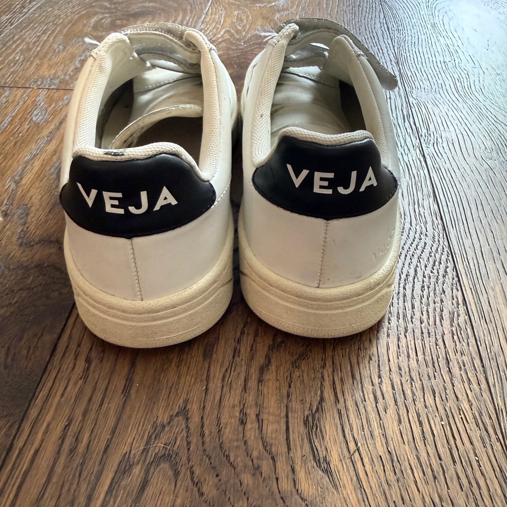 Veja Women's White Sneaker with Black V Detail - Picture 10 of 11